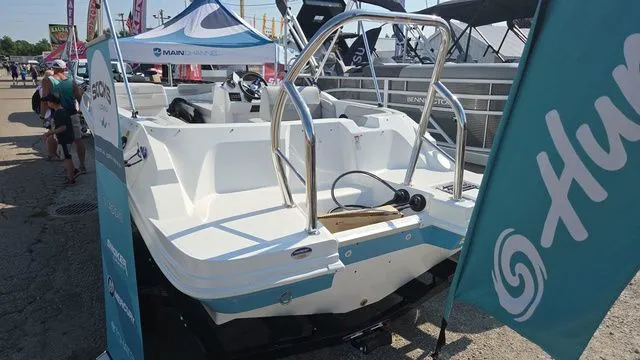 Slide: The Image of Hurricane SunDeck Sport 185 OB 2026 - 16