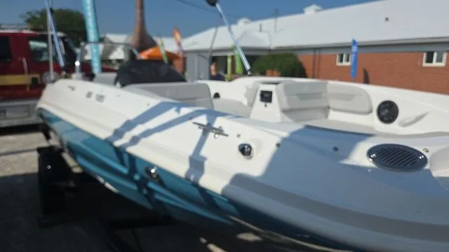 Slide: The Image of Hurricane SunDeck Sport 185 OB 2026 - 17