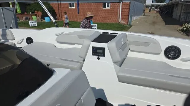 Slide: The Image of Hurricane SunDeck Sport 185 OB 2026 - 21