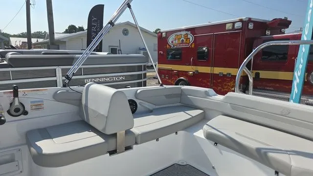 Slide: The Image of Hurricane SunDeck Sport 185 OB 2026 - 3