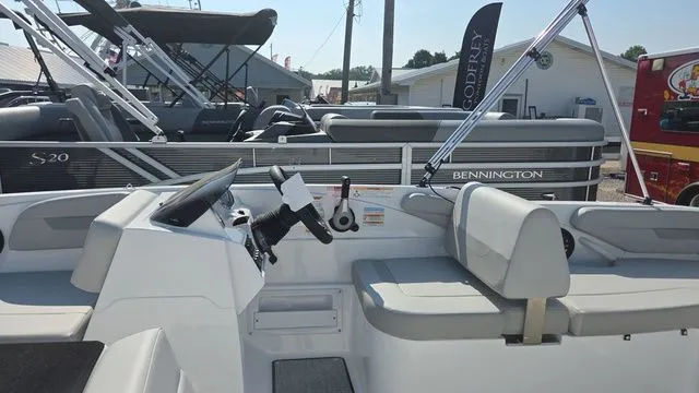 Slide: The Image of Hurricane SunDeck Sport 185 OB 2026 - 6