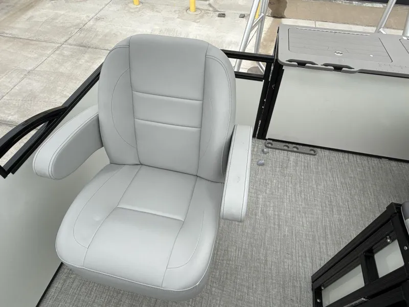 Slide: The Image of 2025 Landau ISLAND BREEZE 23 boat interior with gray captain's chair. - 18