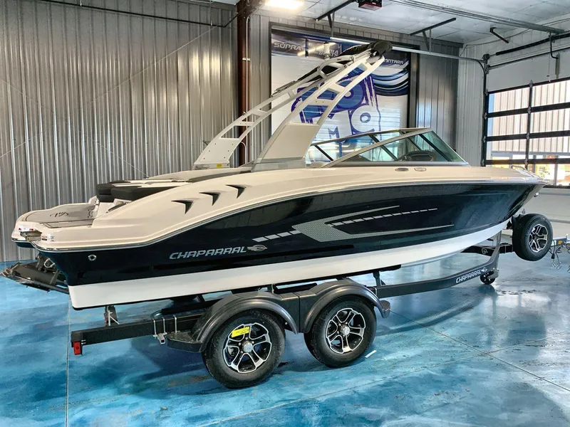 Slide: The Image of 2025 Chaparral 21 SSi boat on trailer in showroom, side view. - 6