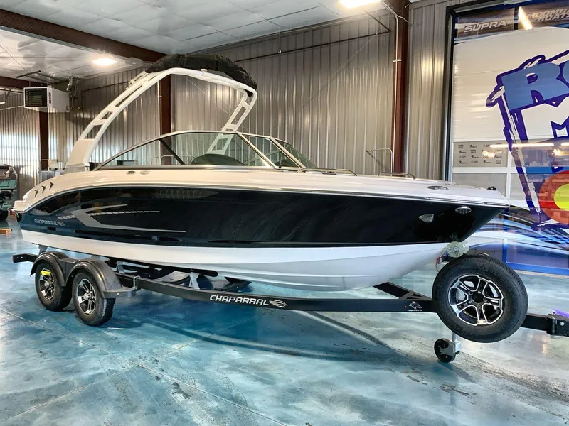 Slide: The Image of 2025 Chaparral 21 SSi boat on trailer in showroom setting. - 7