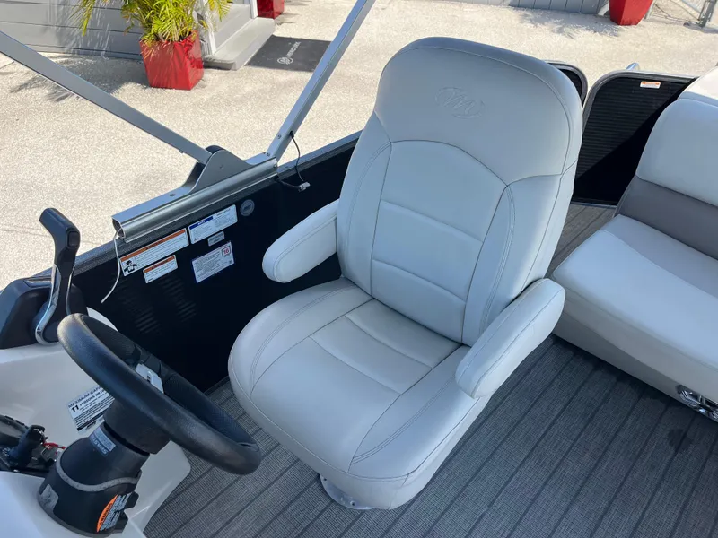 Slide: The Image of Captain's chair on 2020 Manitou 20 Aurora LE Standard pontoon boat. - 15