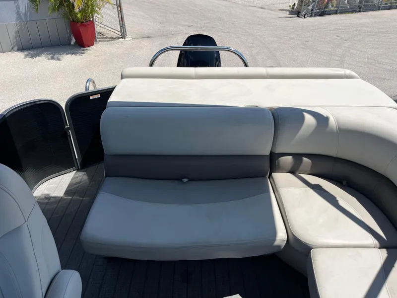 Slide: The Image of 2020 Manitou 20 Aurora LE Standard pontoon boat with spacious seating area. - 17