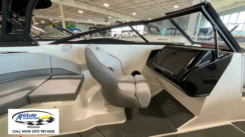 Slide: The Image of Bayliner V20i 2025 - 11