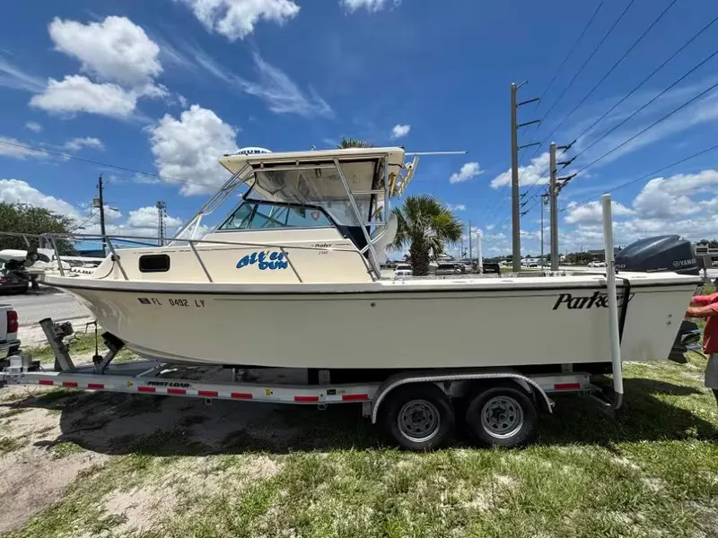 The Image of Parker Marine 2510 Walkaround 2003 - 1