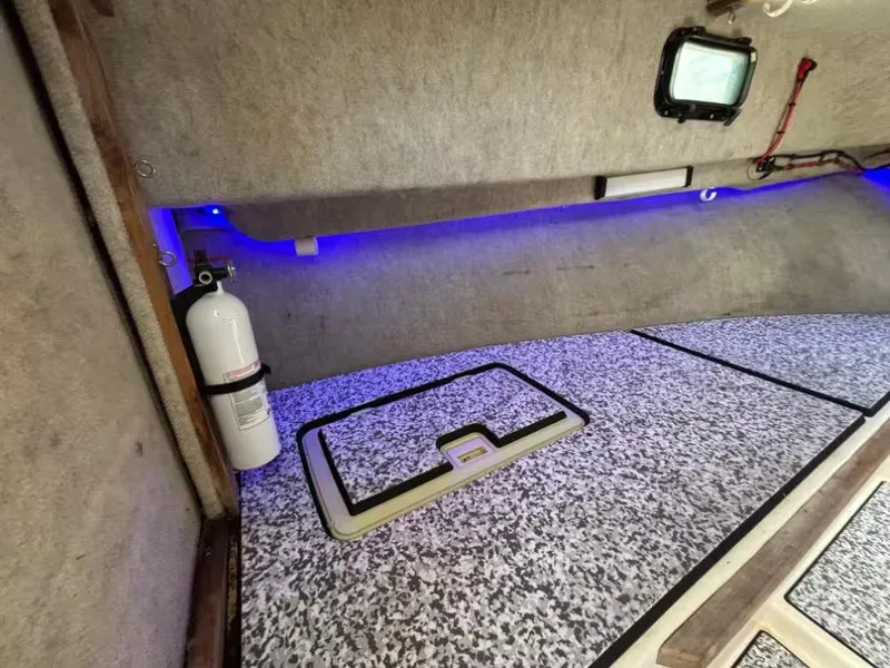 Slide: The Image of Parker Marine 2510 Walkaround 2003 - 11