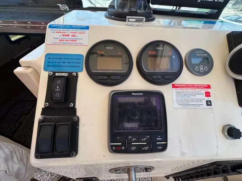 Slide: The Image of Parker Marine 2510 Walkaround 2003 - 9