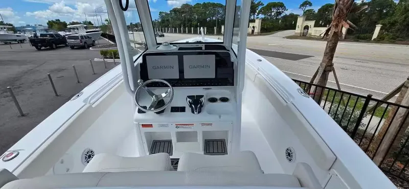 Slide: The Image of Sea Hunt Ultra 275 SE 2026 - 4