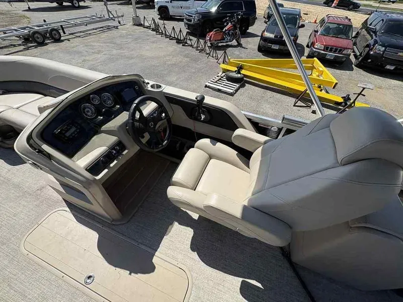 Slide: The Image of Avalon LSZ Entertainer 24 FT 2021 - 10