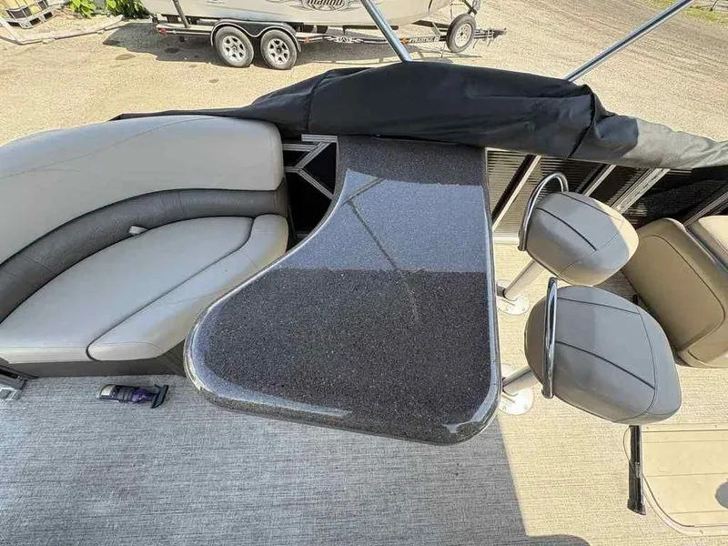 Slide: The Image of Avalon LSZ Entertainer 24 FT 2021 - 5