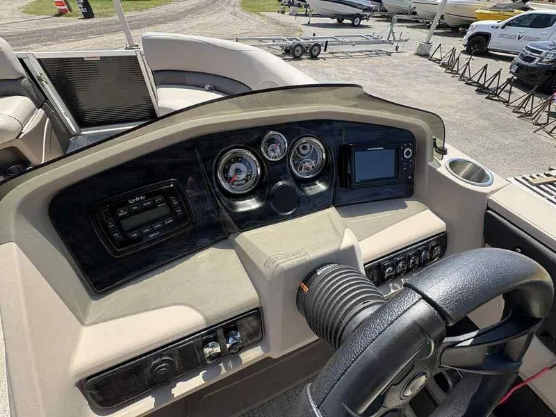 Slide: The Image of Avalon LSZ Entertainer 24 FT 2021 - 8