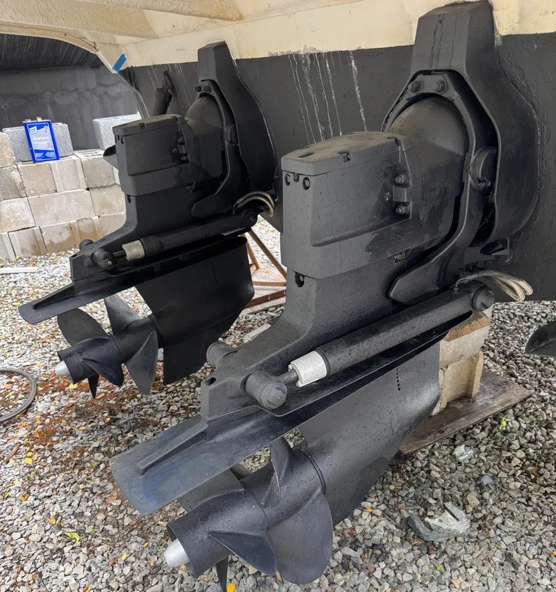 Slide: The Image of Dual propellers of a 2003 Sea Ray 290 Amberjack on gravel surface. - 25