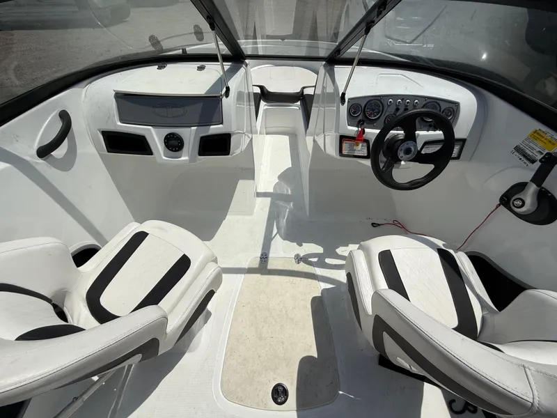 Slide: The Image of Tahoe 450TS 2020 - 17