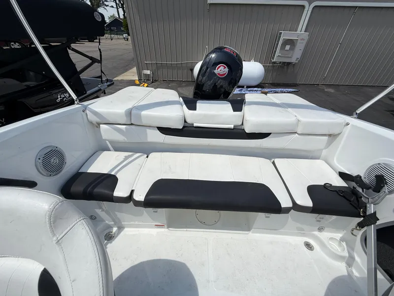 Slide: The Image of Tahoe 450TS 2020 - 18