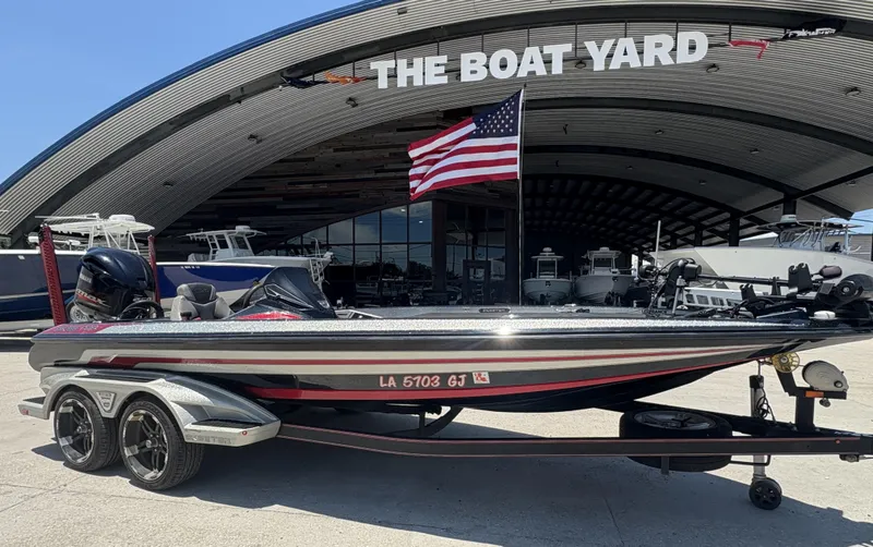 Slide: The Image of 2018 Skeeter FX 21 boat parked at The Boat Yard with American flag. - 6
