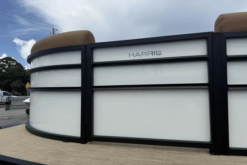 Slide: The Image of Harris Cruiser 210 2026 - 14