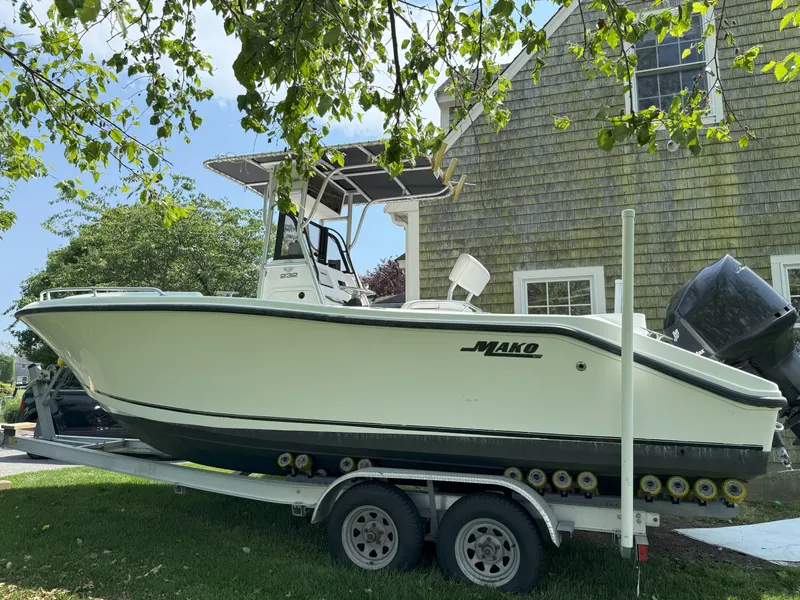 Slide: The Image of Mako 232 Center Console 2002 - 3