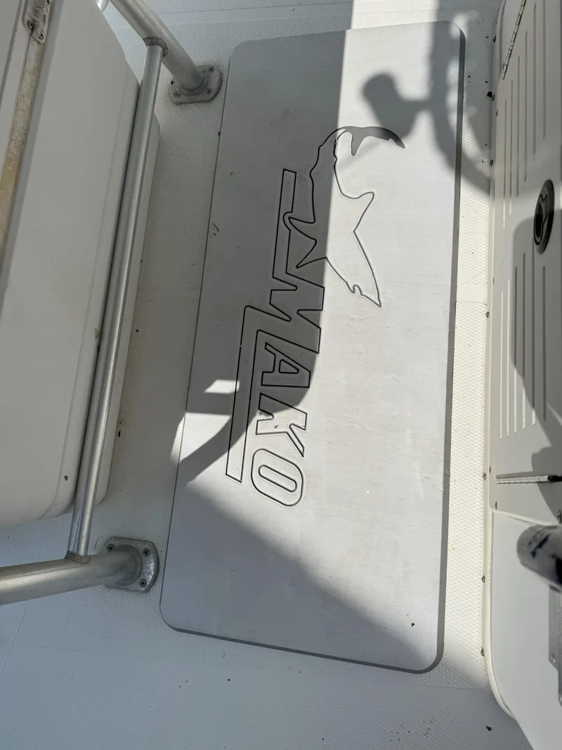 Slide: The Image of Mako 232 Center Console 2002 - 7