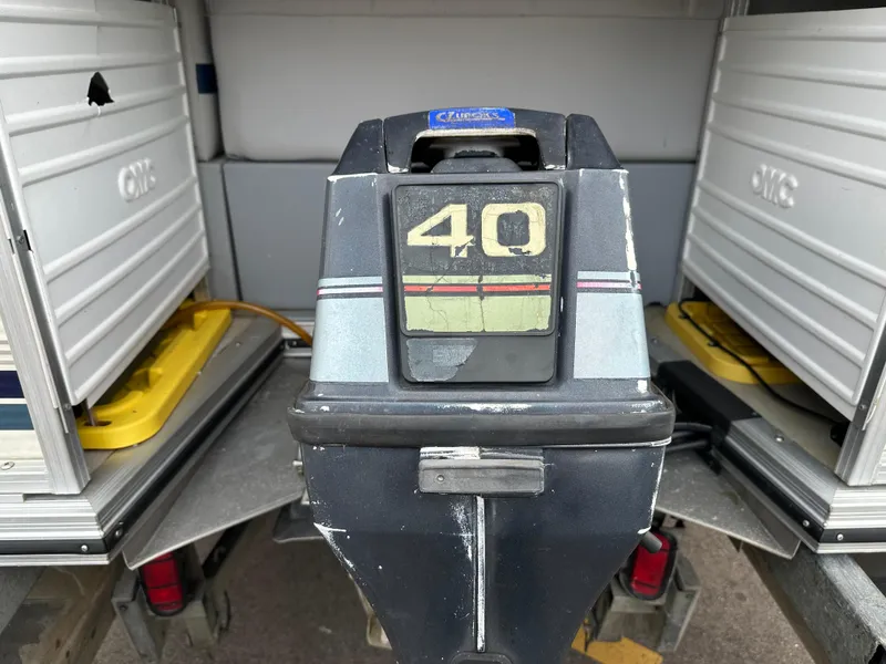 Slide: The Image of Outboard motor on a 1997 Suncruiser 22 boat, showing the number 40. - 14