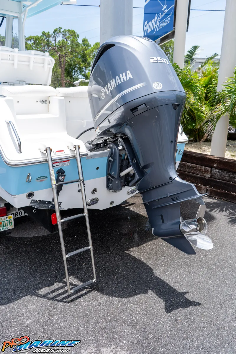 Slide: The Image of Sea Hunt Ultra 235 SE 2018 - 4