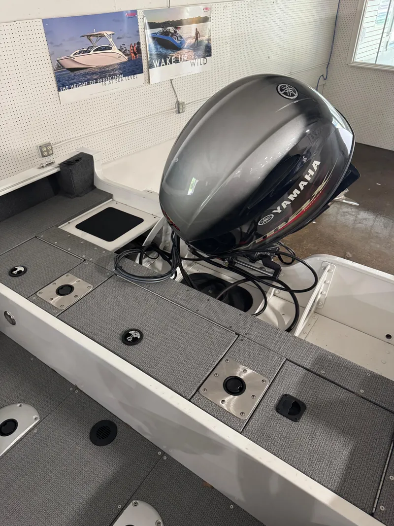 Slide: The Image of 2024 G3 AV17C Vinyl boat with Yamaha outboard motor in showroom. - 3