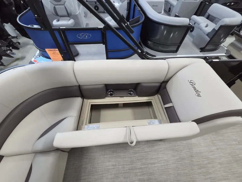 Slide: The Image of Bentley Pontoons LE 180 CR 2026 - 10