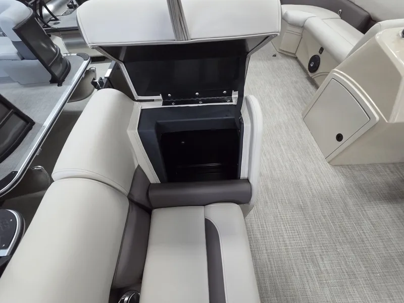 Slide: The Image of Bentley Pontoons LE 180 CR 2026 - 11