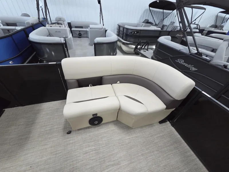 Slide: The Image of Bentley Pontoons LE 180 CR 2026 - 13