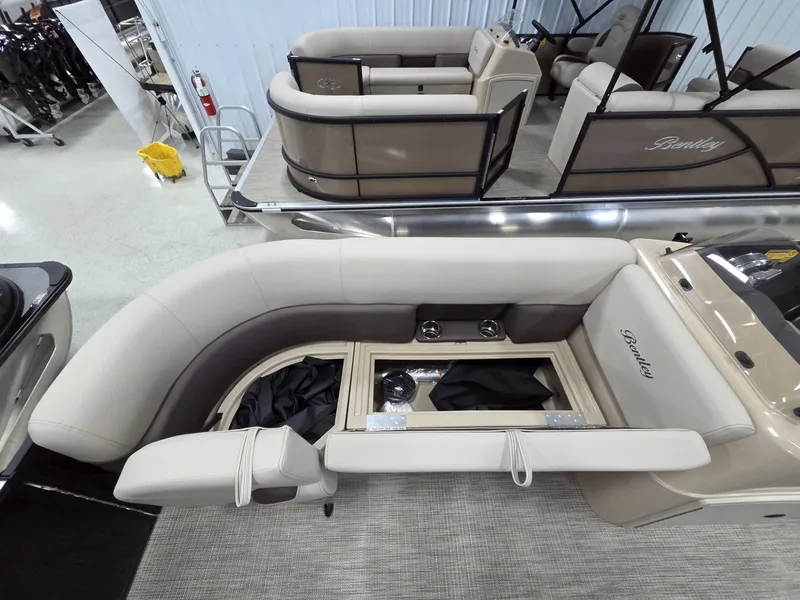 Slide: The Image of Bentley Pontoons LE 180 CR 2026 - 15
