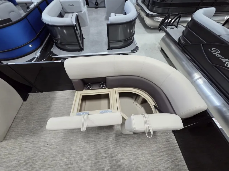 Slide: The Image of Bentley Pontoons LE 180 CR 2026 - 16
