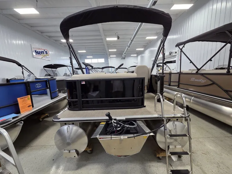 Slide: The Image of Bentley Pontoons LE 180 CR 2026 - 4