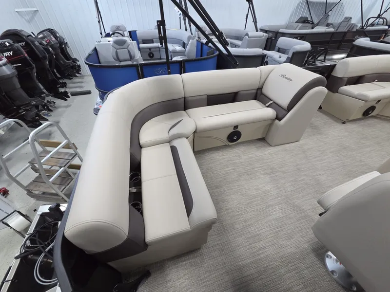 Slide: The Image of Bentley Pontoons LE 180 CR 2026 - 6