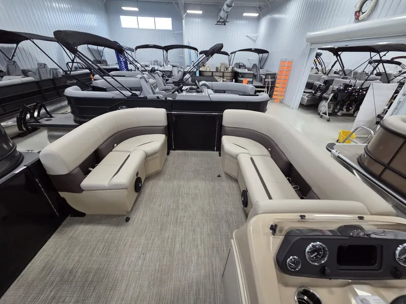 Slide: The Image of Bentley Pontoons LE 180 CR 2026 - 9