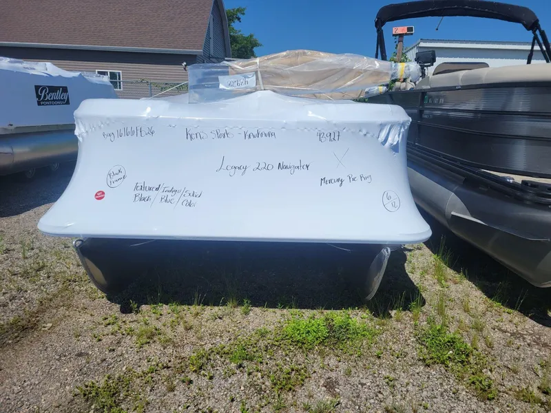 The Image of Bentley Pontoons Legacy 220 Navigator 2026 - 1