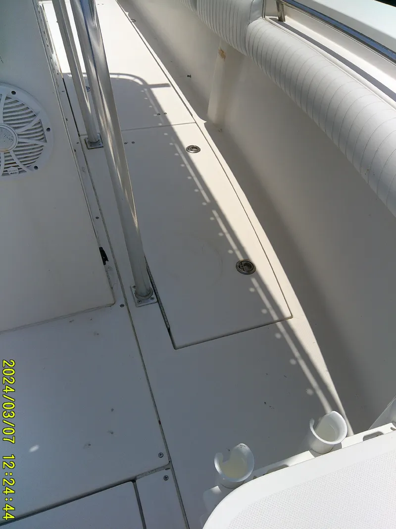 Slide: The Image of 2006 McKee Craft FREEDOM TE 28 boat deck with seating and storage compartments. - 23