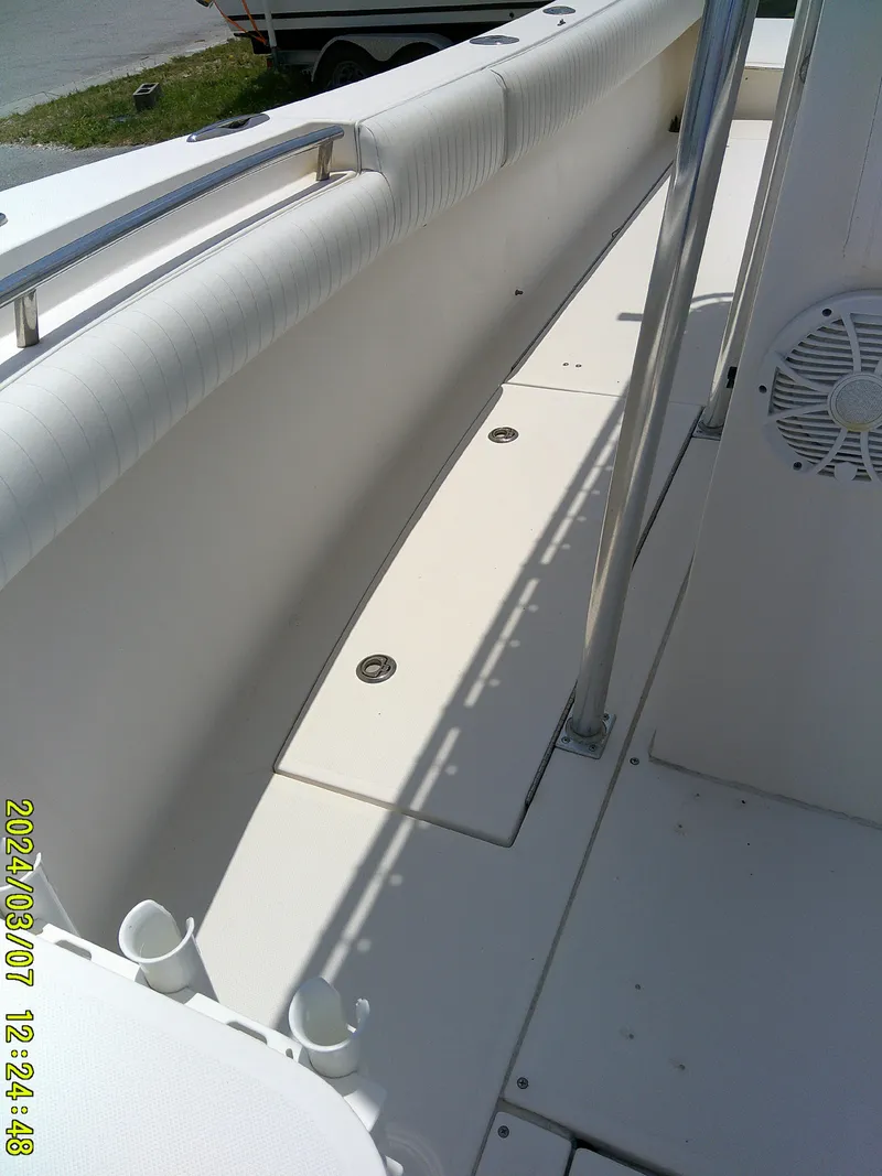 Slide: The Image of 2006 McKee Craft FREEDOM TE 28 boat interior with white seating and deck. - 24