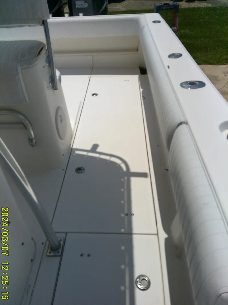 Slide: The Image of 2006 McKee Craft FREEDOM TE 28 boat interior with white seating and deck. - 28