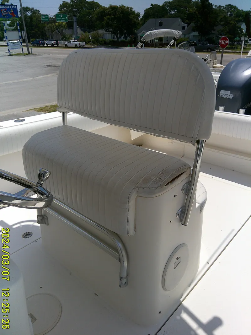 Slide: The Image of 2006 McKee Craft FREEDOM TE 28 boat seat with white upholstery and metal frame. - 30