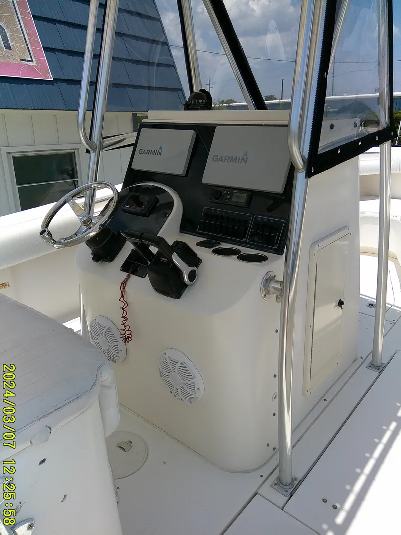 Slide: The Image of 2006 McKee Craft FREEDOM TE 28 boat console with Garmin navigation system. - 35