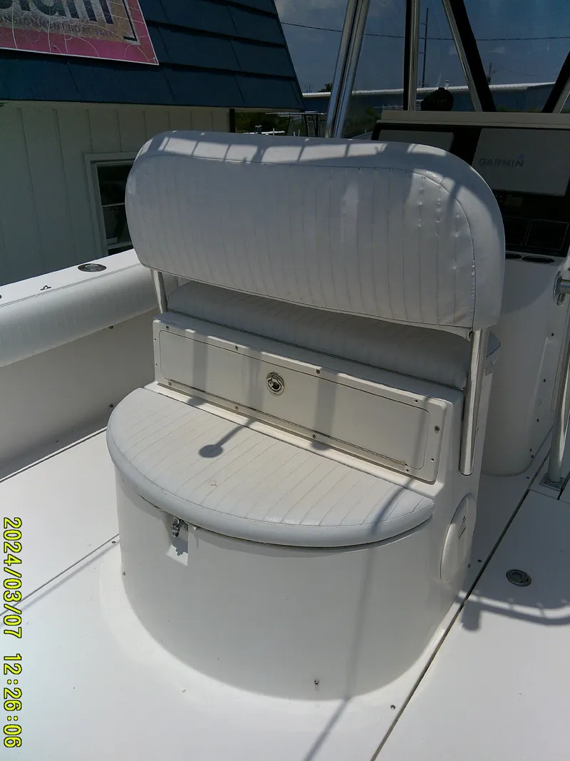 Slide: The Image of 2006 McKee Craft FREEDOM TE 28 boat seat with storage compartment. - 37