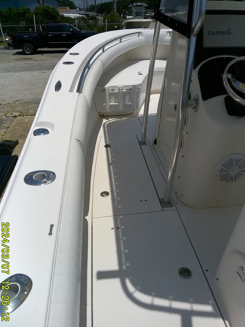 Slide: The Image of 2006 McKee Craft FREEDOM TE 28 boat interior with seating and console, featuring Garmin equipment. - 38