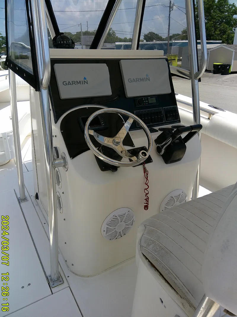 Slide: The Image of 2006 McKee Craft FREEDOM TE 28 boat console with Garmin navigation displays. - 39