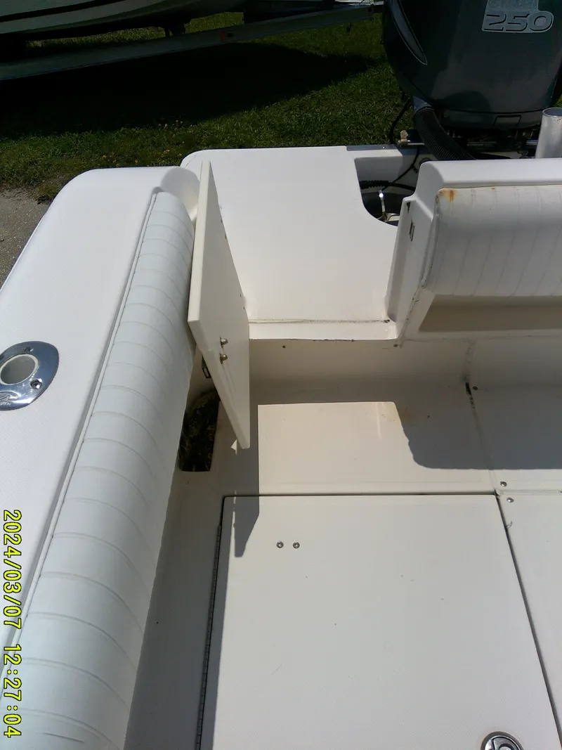 Slide: The Image of 2006 McKee Craft FREEDOM TE 28 boat interior with open storage compartment. - 46