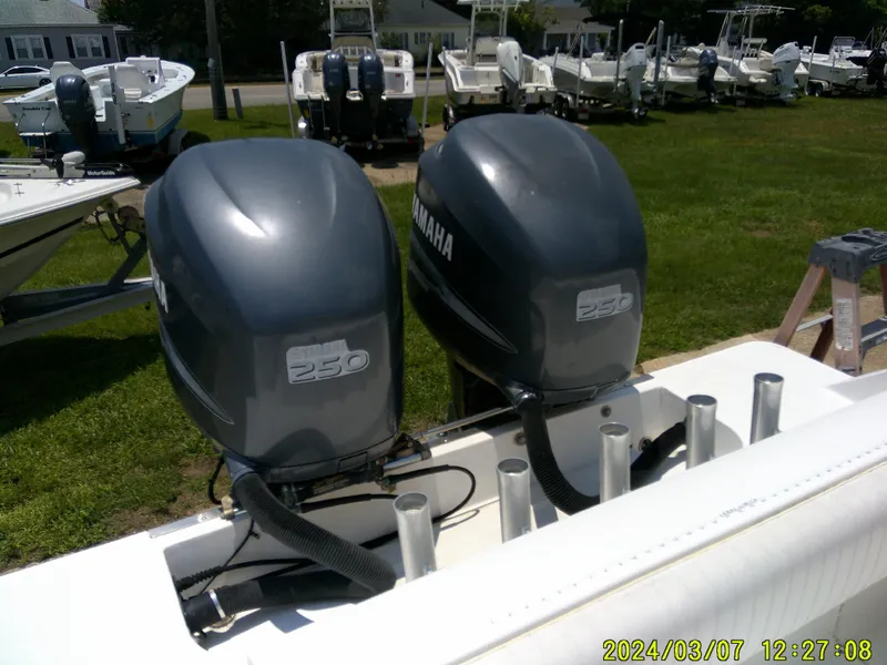 Slide: The Image of Twin Yamaha 250 engines on a 2006 McKee Craft FREEDOM TE 28 boat. - 47