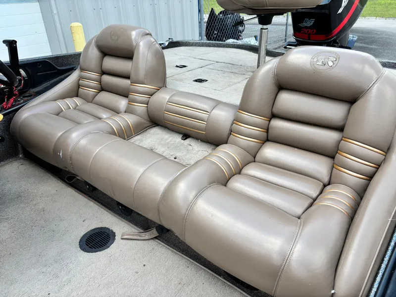 Slide: The Image of 2000 Ranger 518VX Comanche boat seats, tan leather, dual seating arrangement. - 11