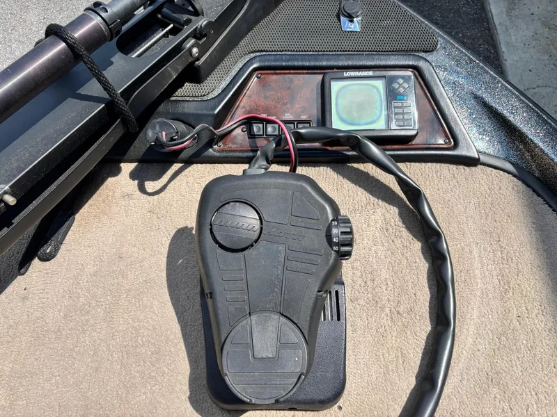 Slide: The Image of 2000 Ranger 518VX COMANCHE boat dashboard with Lowrance fishfinder and foot pedal control. - 5