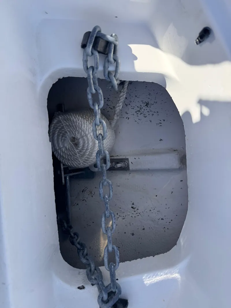 Slide: The Image of Anchor chain and rope in a 2017 Hurricane 2000SD boat compartment. - 29